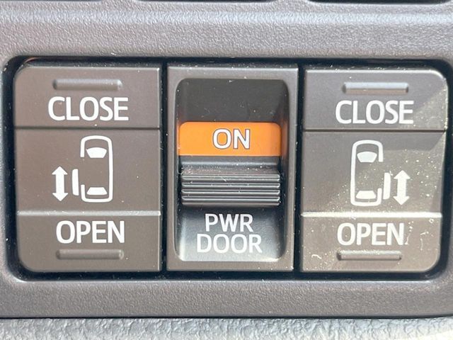 TOYOTA VOXY HYBRID 2016