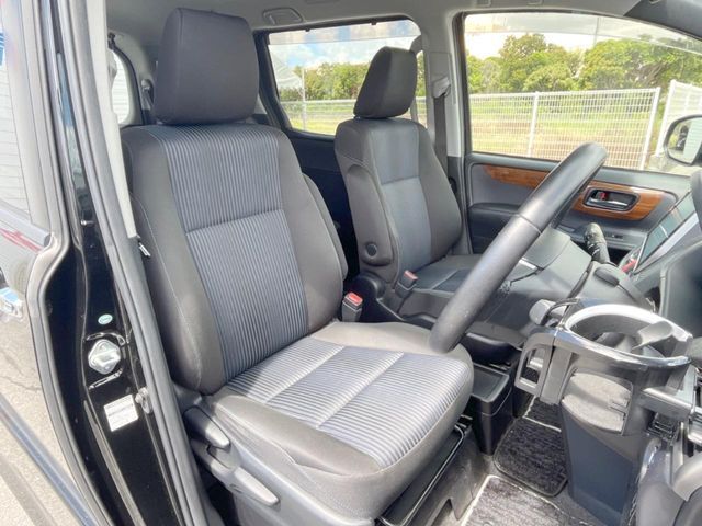 TOYOTA VOXY HYBRID 2016