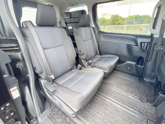 TOYOTA VOXY HYBRID 2016