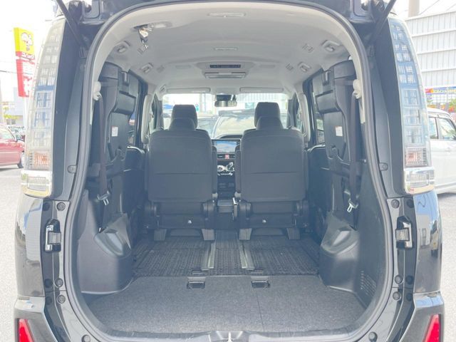 TOYOTA VOXY HYBRID 2016