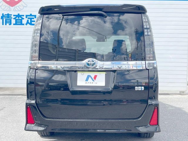 TOYOTA VOXY HYBRID 2016