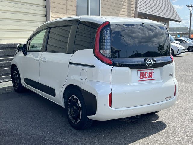 TOYOTA SIENTA HYBRID 2022