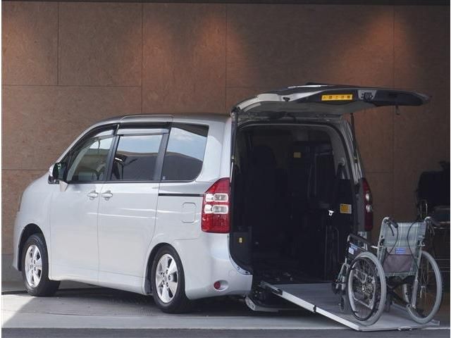 TOYOTA NOAH 4WD 2012