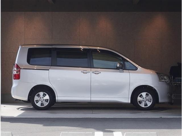 TOYOTA NOAH 4WD 2012