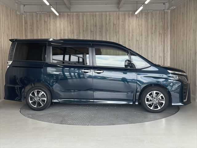 TOYOTA VOXY 2018