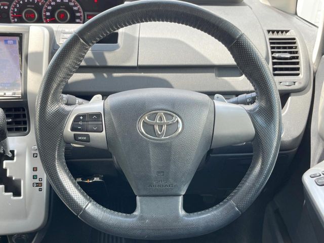 TOYOTA VOXY 2011