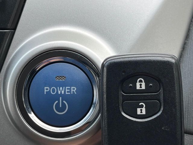 TOYOTA PRIUS Alpha 2012