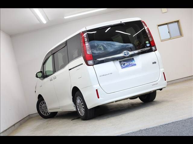 TOYOTA ESQUIRE HYBRID 2015