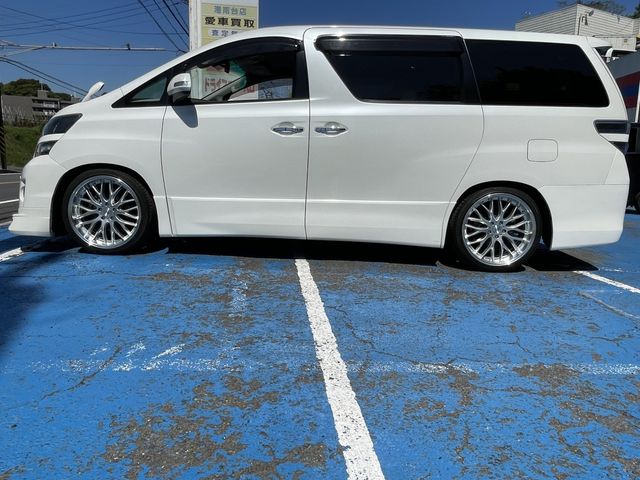 TOYOTA VELLFIRE 2013