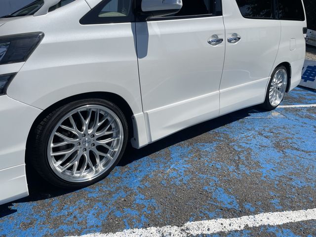 TOYOTA VELLFIRE 2013