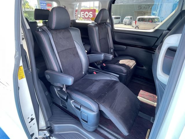 TOYOTA VELLFIRE 2013