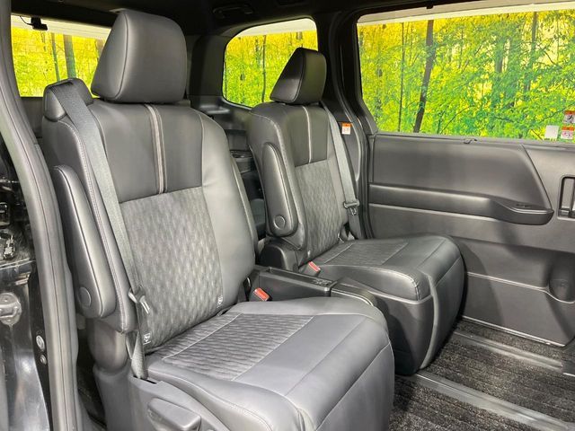 TOYOTA NOAH HYBRID 2022