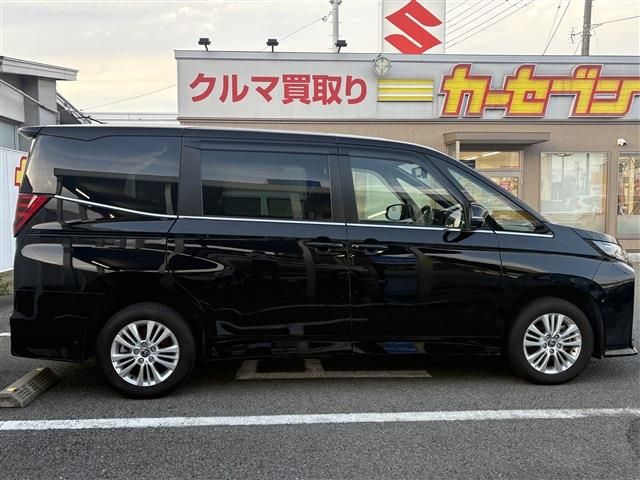 TOYOTA NOAH HYBRID 4WD 2022