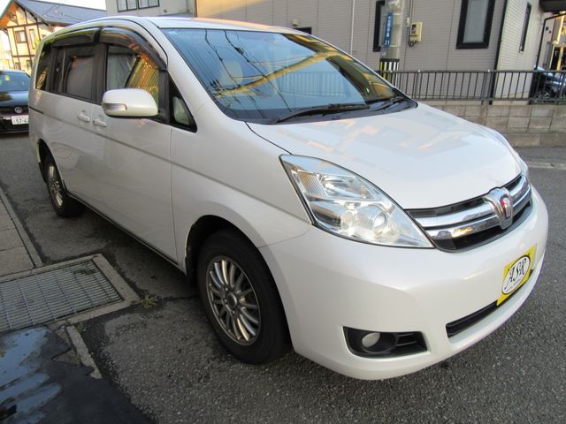 TOYOTA Isis 4WD 2013