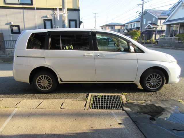 TOYOTA Isis 4WD 2013