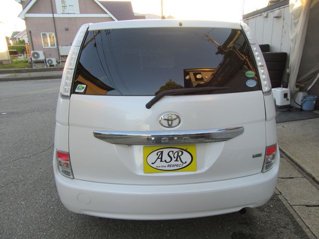 TOYOTA Isis 4WD 2013