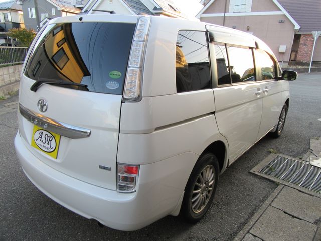 TOYOTA Isis 4WD 2013