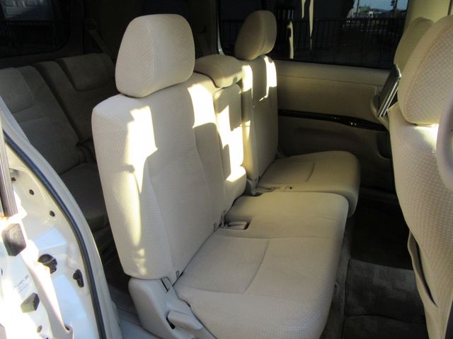 TOYOTA Isis 4WD 2013