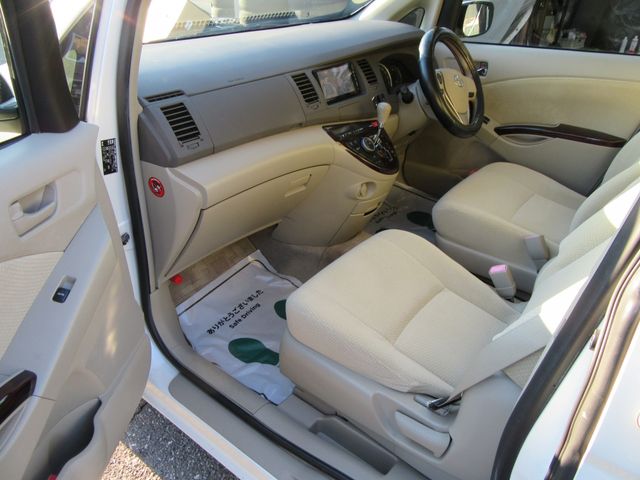 TOYOTA Isis 4WD 2013