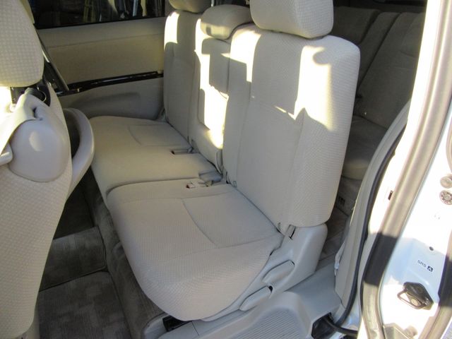 TOYOTA Isis 4WD 2013