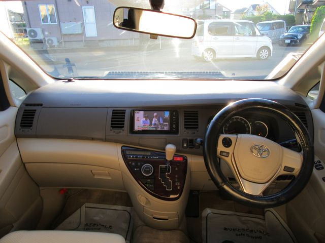 TOYOTA Isis 4WD 2013