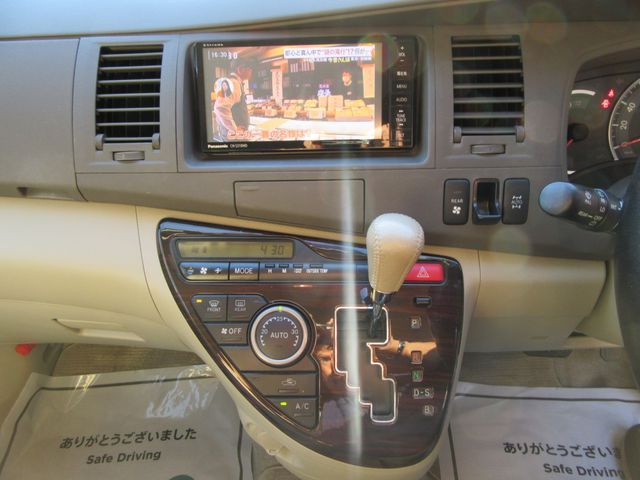 TOYOTA Isis 4WD 2013