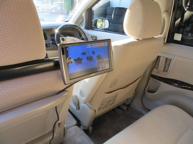 TOYOTA Isis 4WD 2013