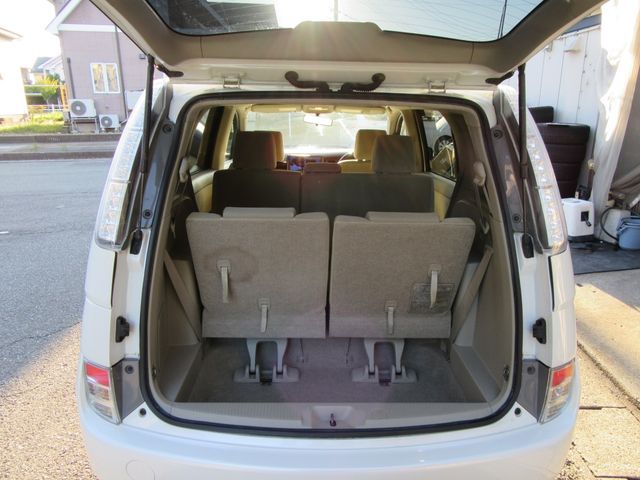 TOYOTA Isis 4WD 2013