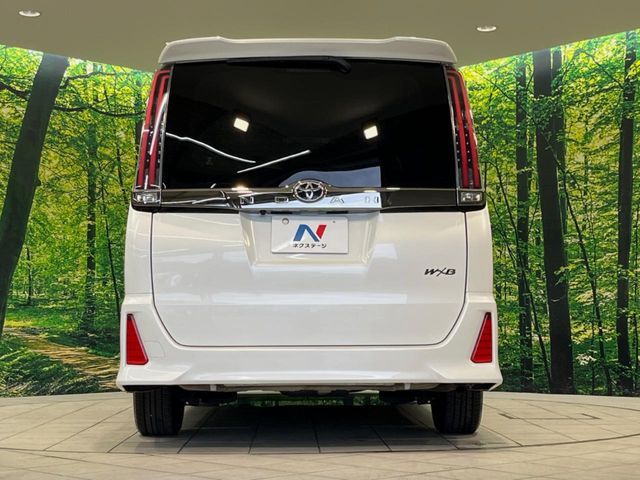 TOYOTA NOAH 2018