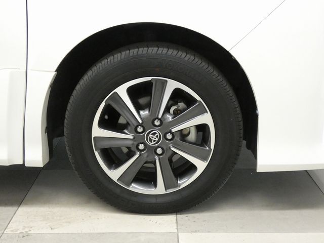 TOYOTA NOAH 4WD 2018