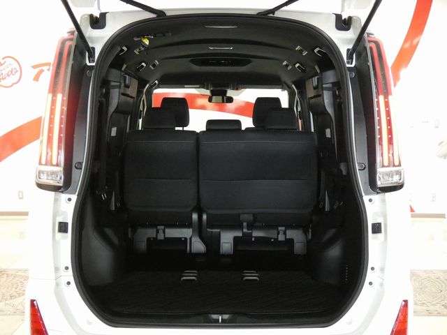 TOYOTA NOAH 4WD 2018