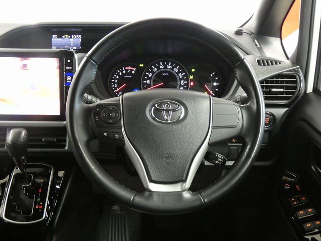 TOYOTA NOAH 4WD 2018