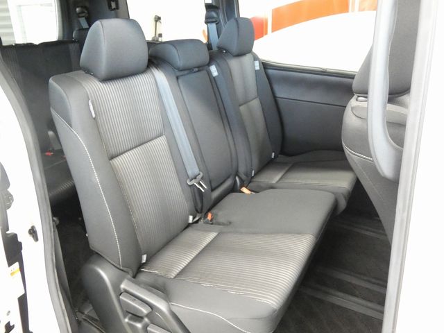 TOYOTA NOAH 4WD 2018