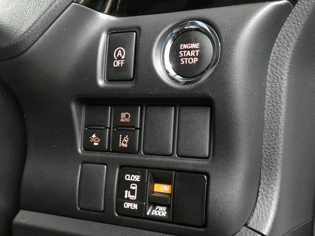 TOYOTA NOAH 4WD 2018