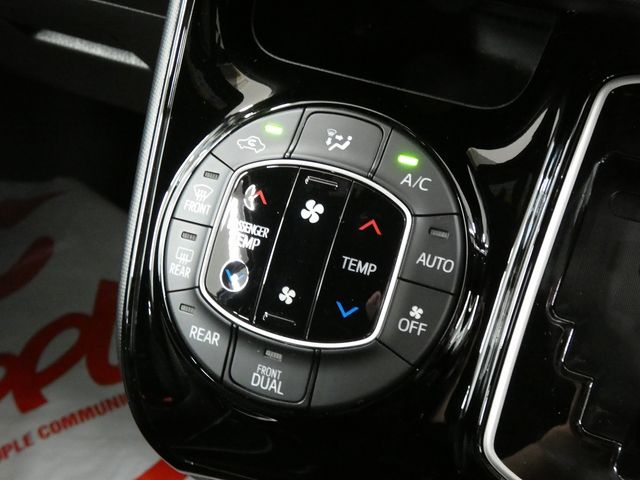 TOYOTA NOAH 4WD 2018