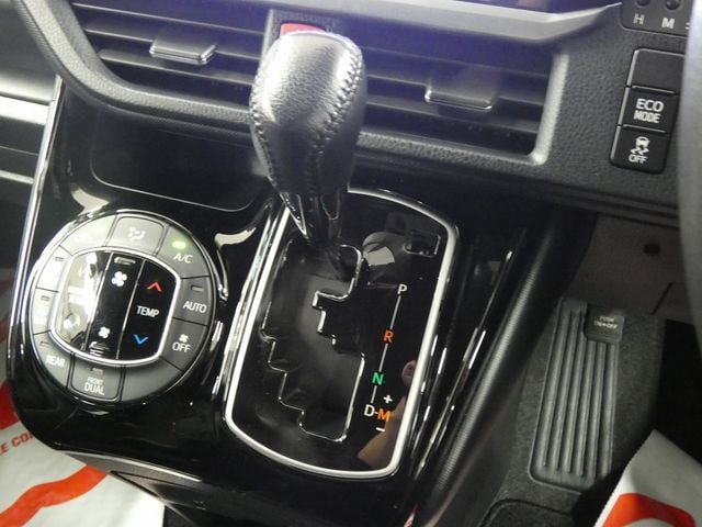 TOYOTA NOAH 4WD 2018