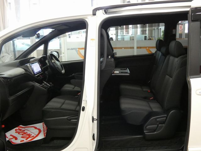 TOYOTA NOAH 4WD 2018