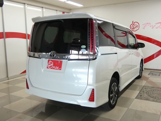 TOYOTA NOAH 4WD 2018