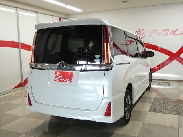 TOYOTA NOAH 4WD 2018