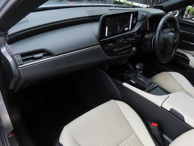 TOYOTA LEXUS ES300h 2024