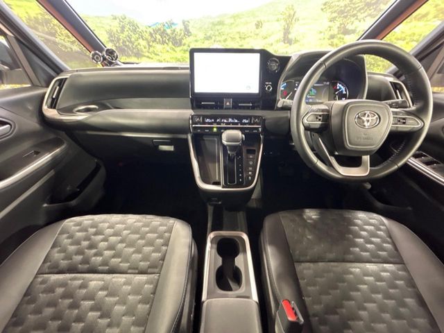 TOYOTA VOXY HYBRID 2024