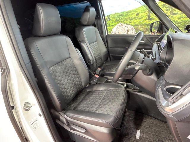 TOYOTA VOXY HYBRID 2024