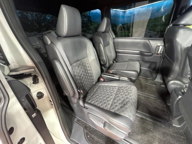 TOYOTA VOXY HYBRID 2024