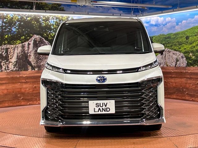 TOYOTA VOXY HYBRID 2024