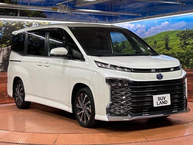 TOYOTA VOXY HYBRID 2024