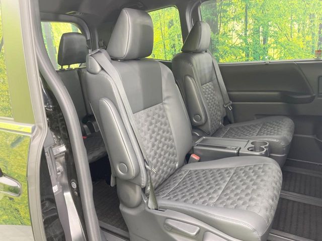 TOYOTA VOXY HYBRID 2023