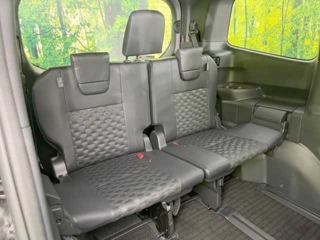 TOYOTA VOXY HYBRID 2023