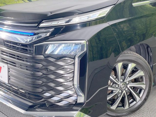 TOYOTA VOXY HYBRID 2023