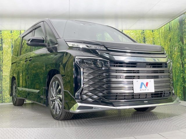 TOYOTA VOXY HYBRID 2023