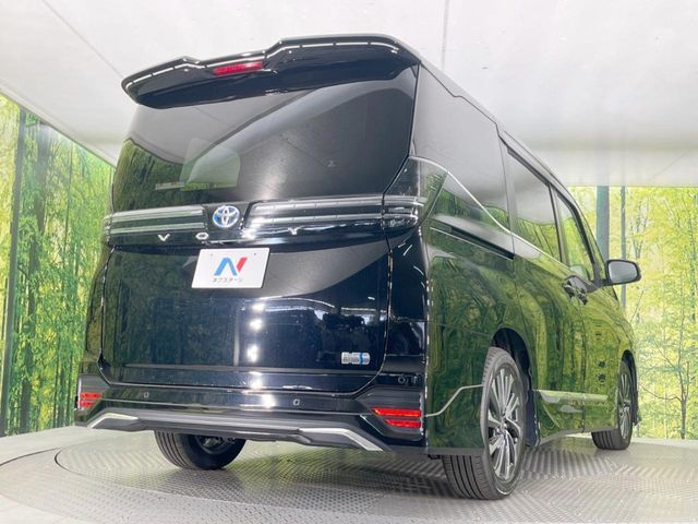 TOYOTA VOXY HYBRID 2023